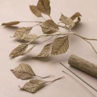 Rametto con foglie in carta crespa
