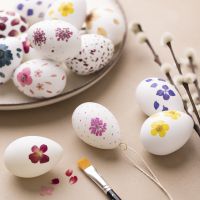 Uova decorate con fiori pressati ed essiccati