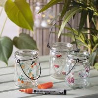 Contenitori per candele, dipinti o decorati con adesivi